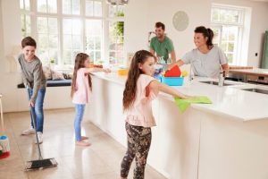 Ludoteca Móvil-ninos-ayudando-padres-tareas-hogar-cocina